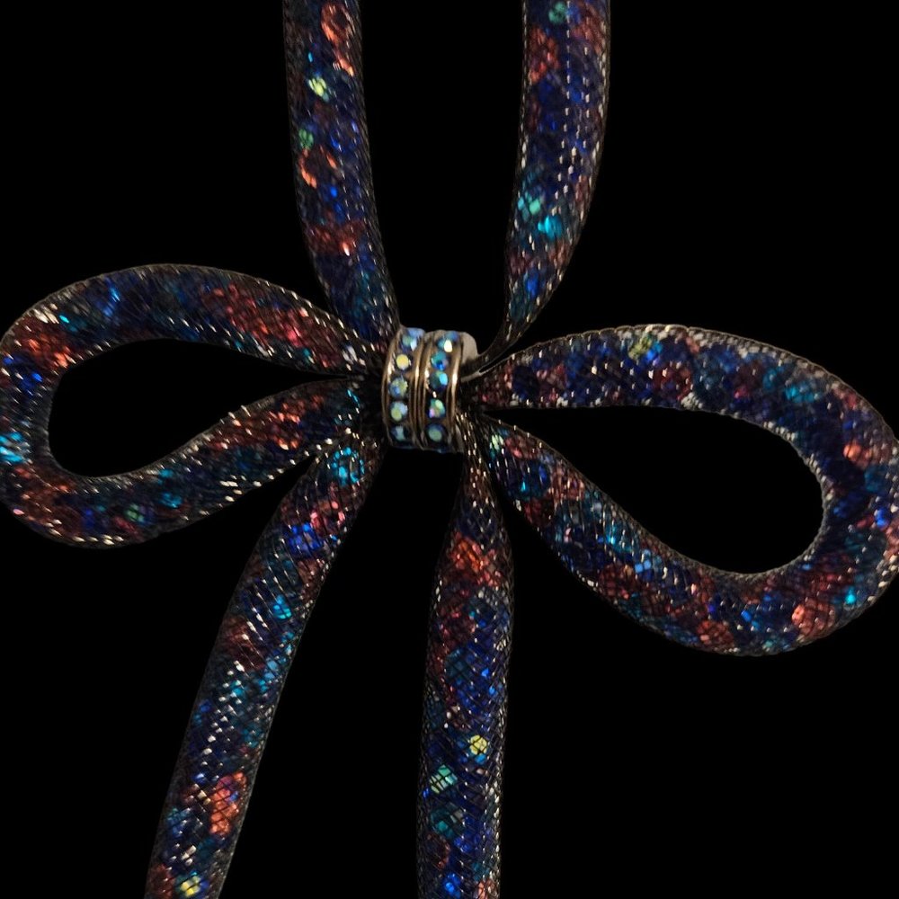 11 IN BETSY JOHNSON MESH BOW NECKLACE.